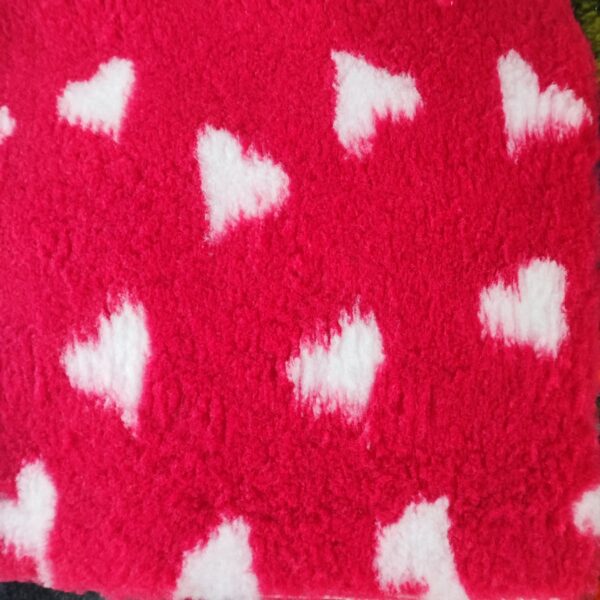 Tapis fuschia coeur blanc